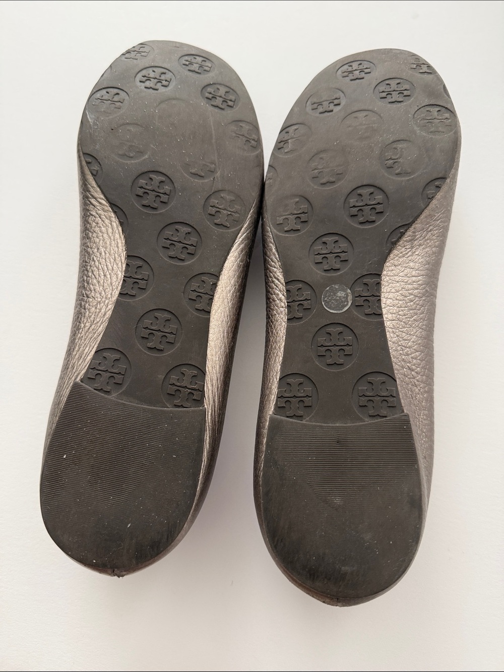 Tory Burch Metallic Pewter Logo Leather Ballet Flats-size 8.5 - Picture 4 of 6